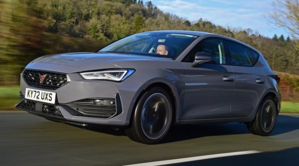 Cupra Leon 300 прави всичко, което искате един хотхеч – забавен е за шофиране, изключително бърз, изглежда добре и има разумна цена. Какво не харесват спецовете? Добре, марката все още може да е малко загадка за някои, но ако покарате, ще разберете, че Cupra Leon е много способна, атлетична машина, която предлага и основната практичност на страхотен хотхеч. 

Когато за първи път от Autoexpress тестваха Cupra Leon 300 с испански спецификации, неговото превъзходно сцепление и равновесие на пистата изненадаха. Дори при сравнение с и Golf GTI Clubsport.

Cupra 300 има 296 к.с., като стига стотака за 5,7 секунди, а мощността е добре задържана благодарение на достъпния баланс на управление. Технологиите в кабината понякога могат да бъдат затрудняващи, но достатъчното място за краката отзад на Leon и 380-литровият багажник го правят универсален хечбек с темпото на спортен автомобил.